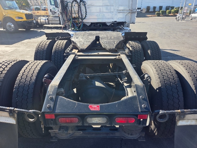 2021 Volvo VNL 300 in Kent, WA — photo 6