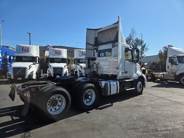 2021 Volvo VNL 300 in Kent, WA — photo 7