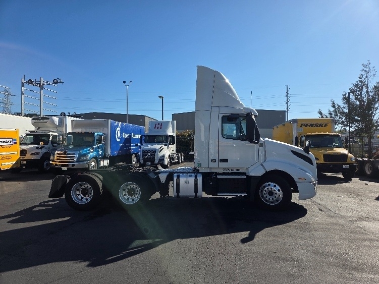 2021 Volvo VNL 300 in Kent, WA — photo 8