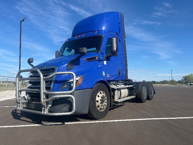 2021 Freightliner Cascadia in Wichita, KS — photo 3