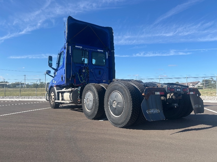 2021 Freightliner Cascadia in Wichita, KS — photo 5