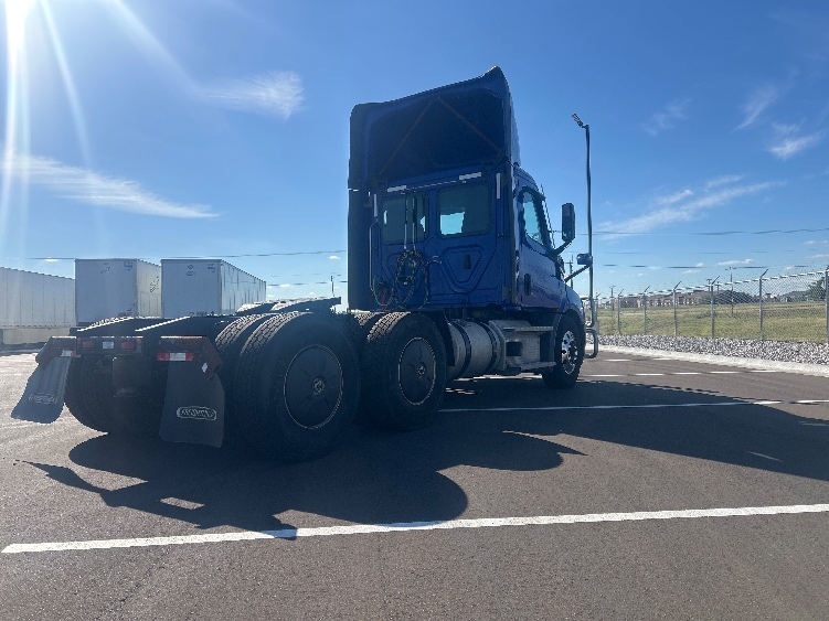2021 Freightliner Cascadia in Wichita, KS — photo 7