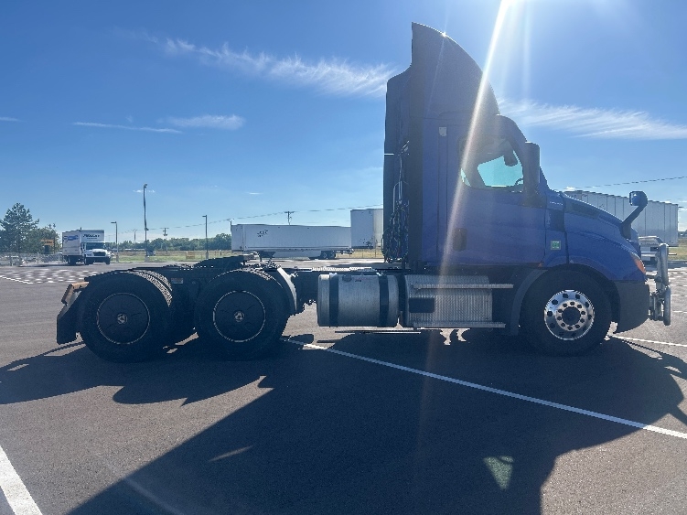 2021 Freightliner Cascadia in Wichita, KS — photo 8