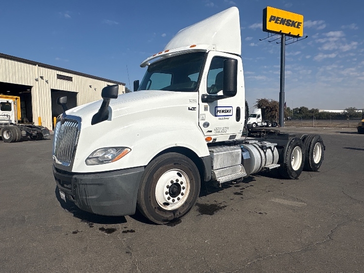 2019 International LT in Fresno, CA — photo 3