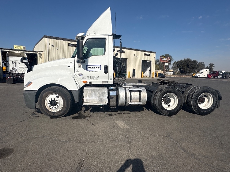 2019 International LT in Fresno, CA — photo 4