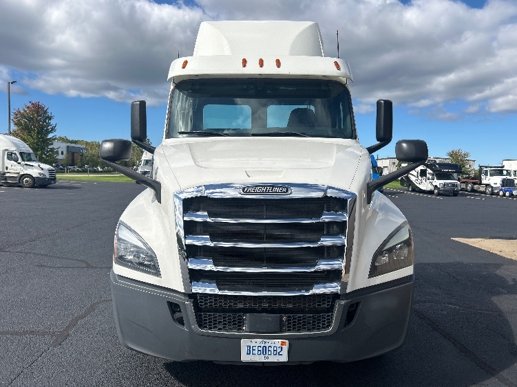 2019 Freightliner Cascadia in Holland, MI — photo 2