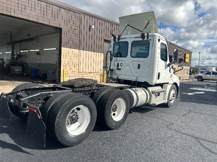 2019 Freightliner Cascadia in Holland, MI — photo 7