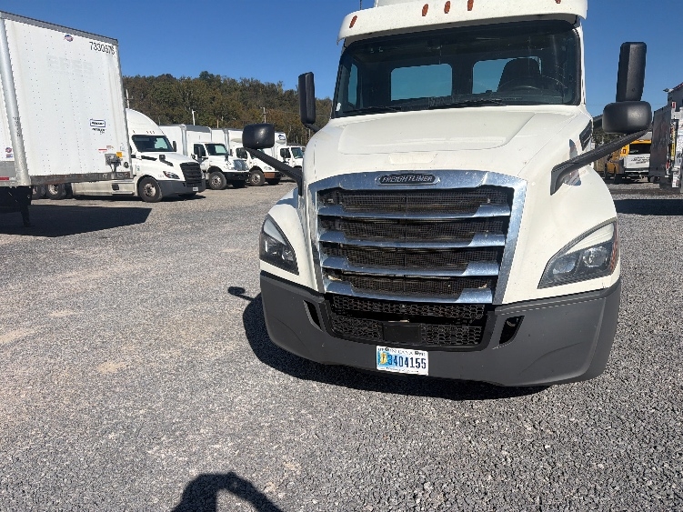 2019 Freightliner Cascadia in Akron, OH — photo 2