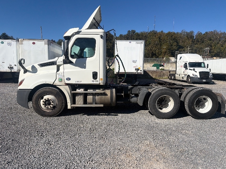 2019 Freightliner Cascadia in Akron, OH — photo 4