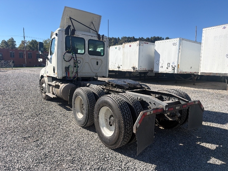 2019 Freightliner Cascadia in Akron, OH — photo 5