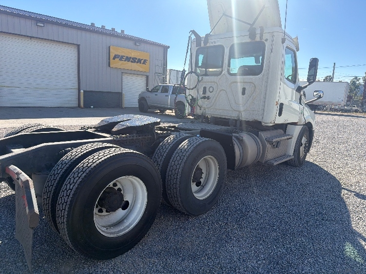 2019 Freightliner Cascadia in Akron, OH — photo 7