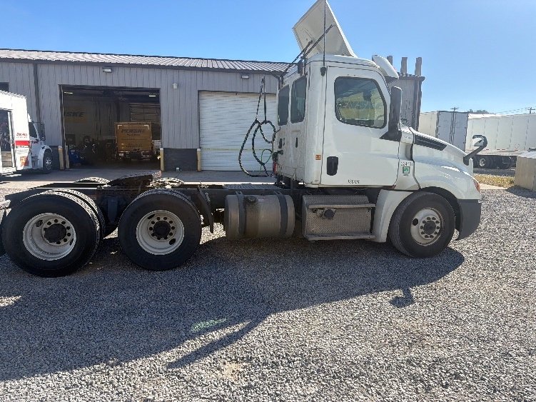2019 Freightliner Cascadia in Akron, OH — photo 8