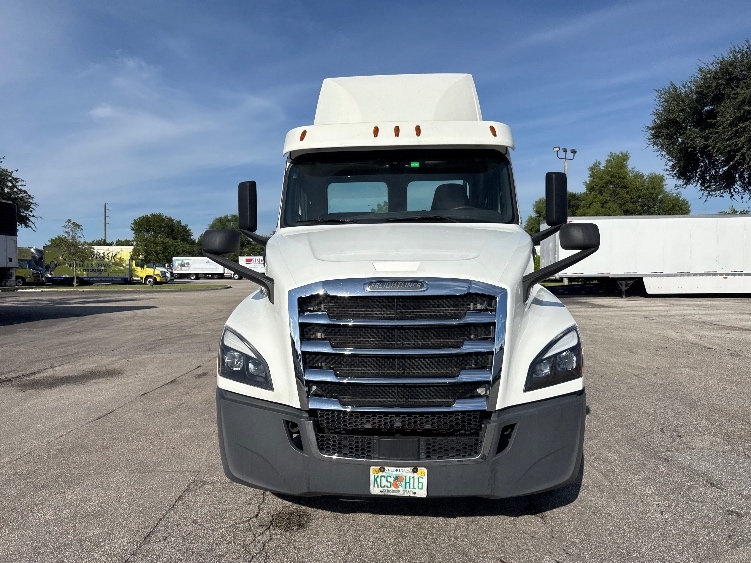 2019 Freightliner Cascadia in Pompano Beach, FL — photo 2