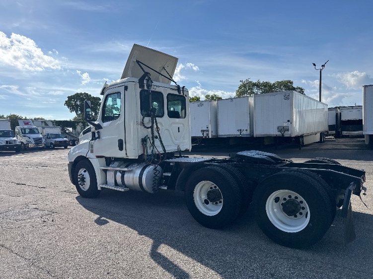 2019 Freightliner Cascadia in Pompano Beach, FL — photo 5