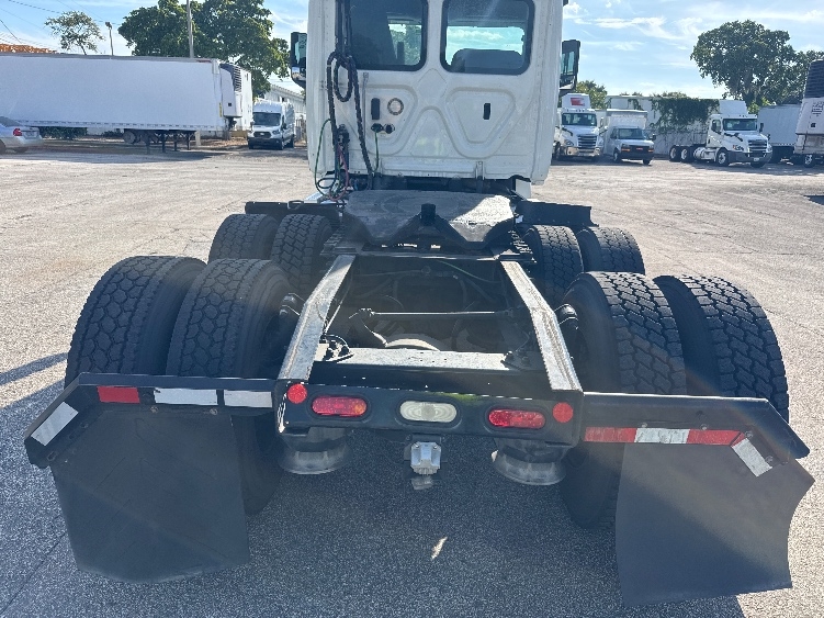 2019 Freightliner Cascadia in Pompano Beach, FL — photo 6