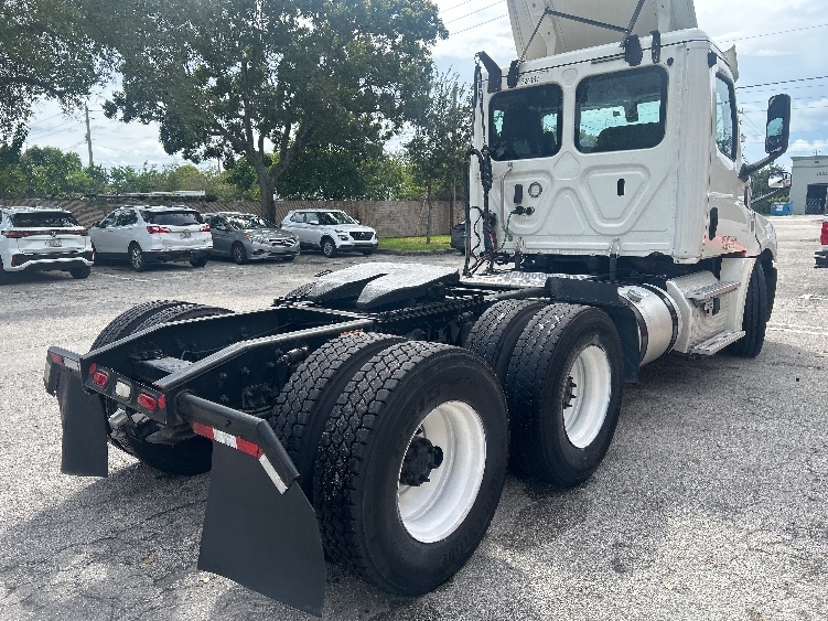 2019 Freightliner Cascadia in Pompano Beach, FL — photo 7