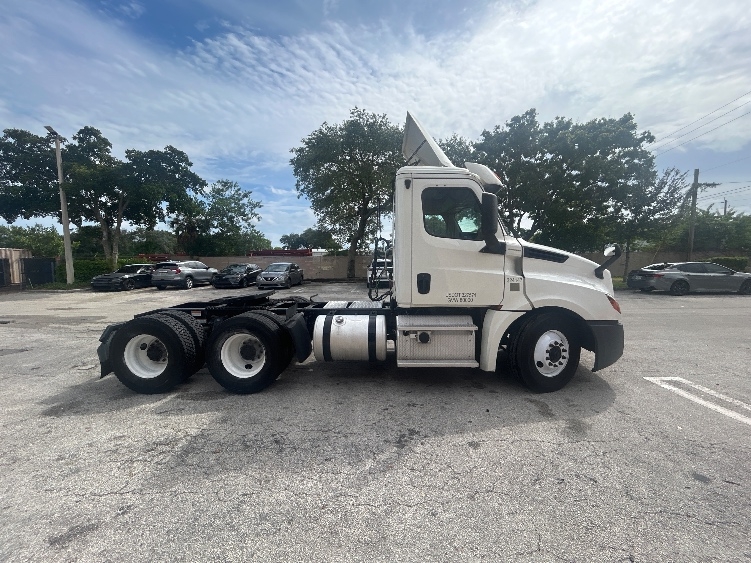 2019 Freightliner Cascadia in Pompano Beach, FL — photo 8
