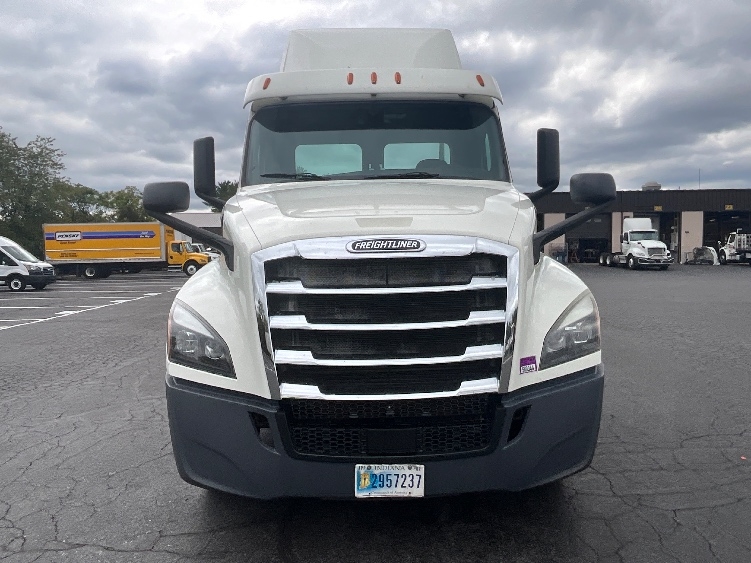 2019 Freightliner Cascadia in Allentown, PA — photo 2