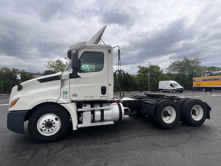 2019 Freightliner Cascadia in Allentown, PA — photo 4