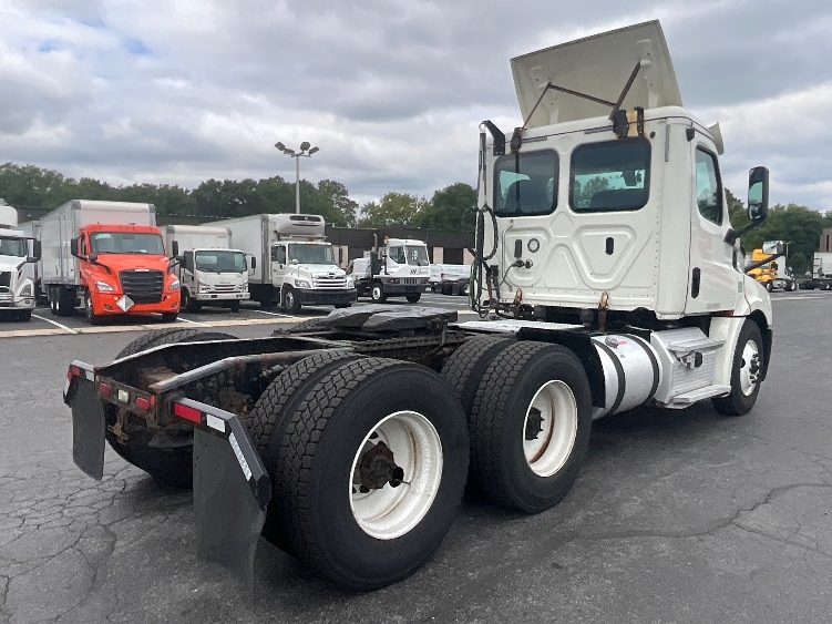 2019 Freightliner Cascadia in Allentown, PA — photo 7