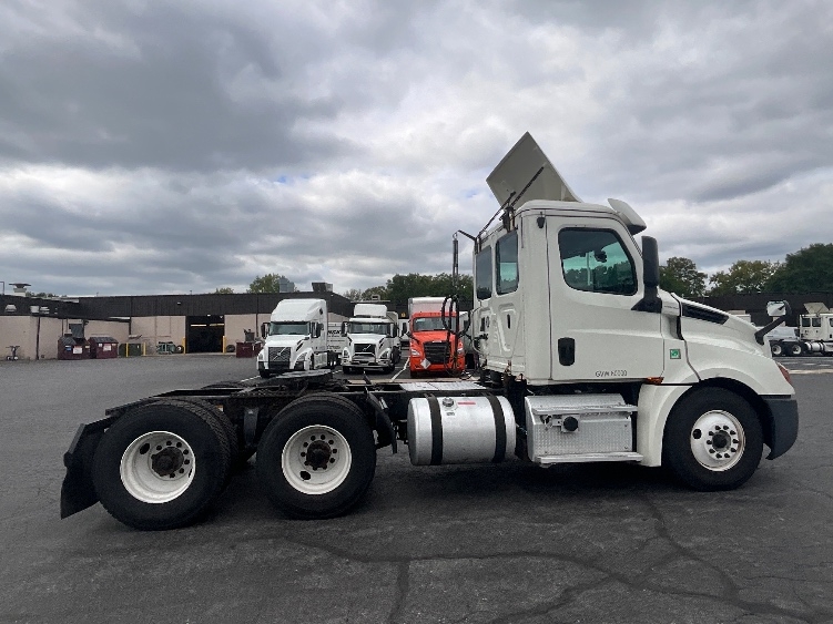 2019 Freightliner Cascadia in Allentown, PA — photo 8