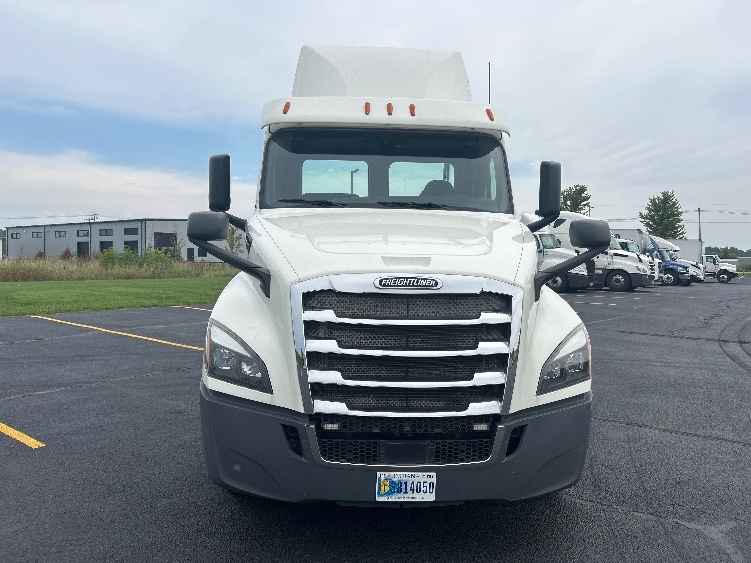 2019 Freightliner Cascadia in Holland, MI — photo 2