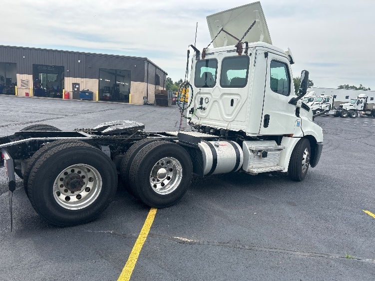 2019 Freightliner Cascadia in Holland, MI — photo 7