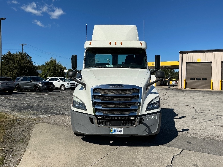 2019 Freightliner Cascadia in Elkhart, IN — photo 2