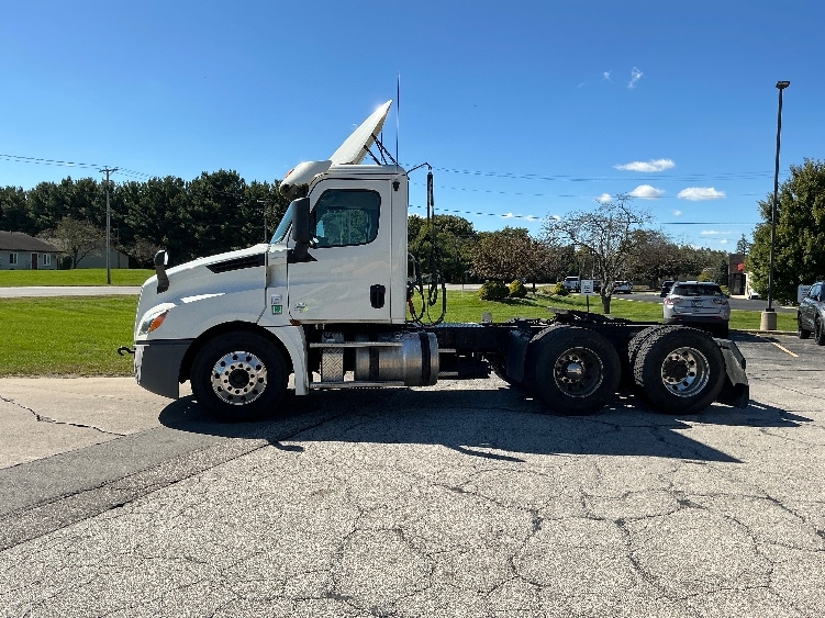 2019 Freightliner Cascadia in Elkhart, IN — photo 4