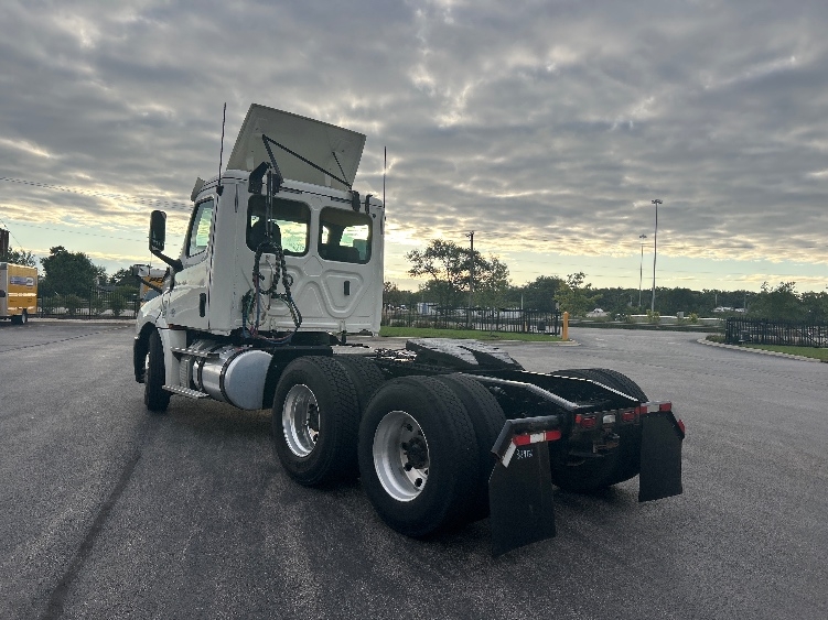 2019 Freightliner Cascadia in Melrose Park, IL — photo 5