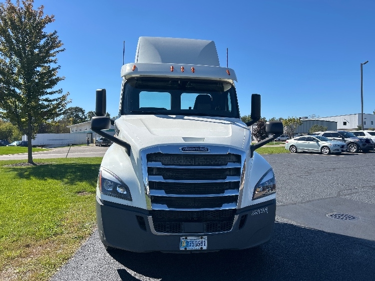 2019 Freightliner Cascadia in Holland, MI — photo 2