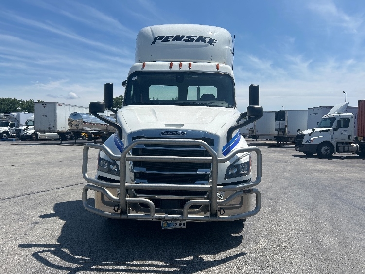 2020 Freightliner Cascadia in Melrose Park, IL — photo 2