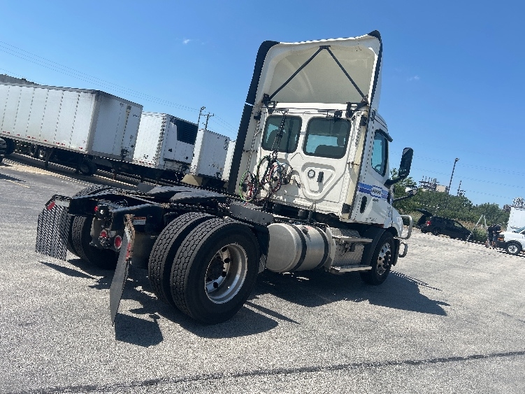 2020 Freightliner Cascadia in Melrose Park, IL — photo 7