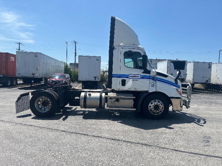 2020 Freightliner Cascadia in Melrose Park, IL — photo 8