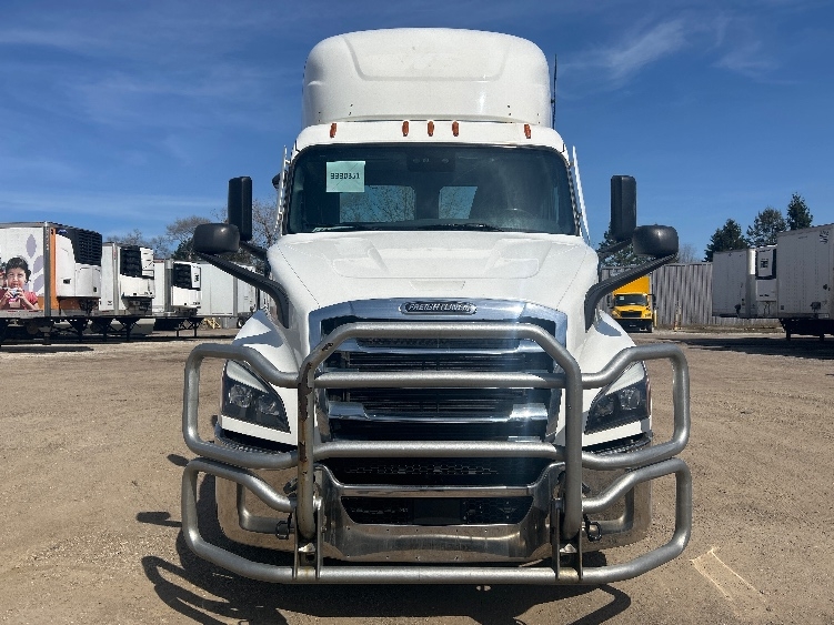 2021 Freightliner Cascadia in Melrose Park, IL — photo 2