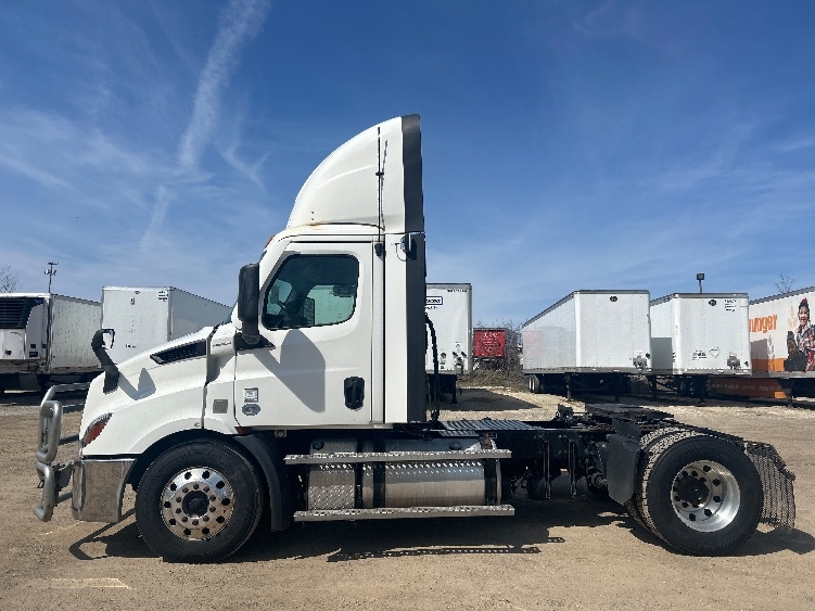 2021 Freightliner Cascadia in Melrose Park, IL — photo 4