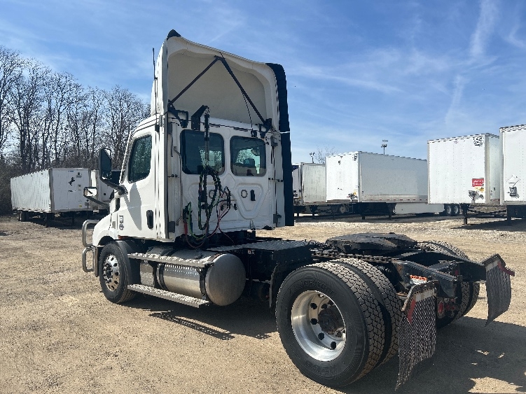 2021 Freightliner Cascadia in Melrose Park, IL — photo 5