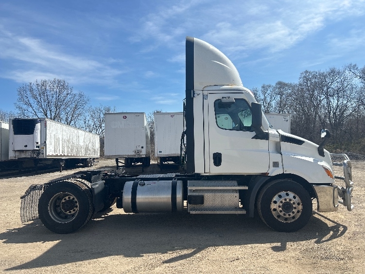 2021 Freightliner Cascadia in Melrose Park, IL — photo 8