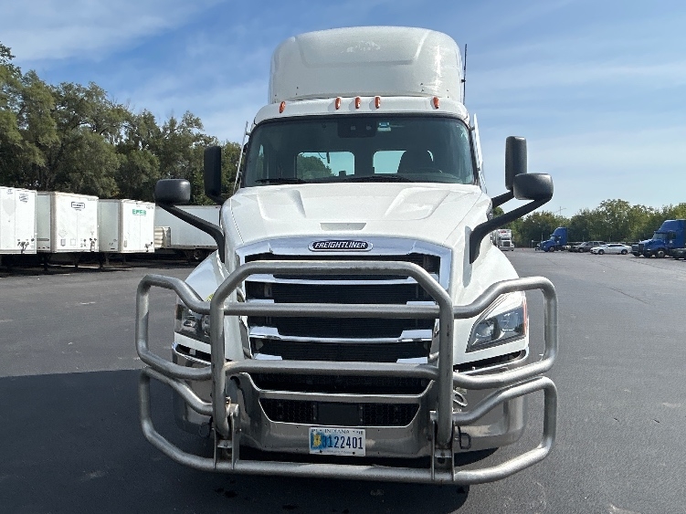 2021 Freightliner Cascadia in Indianapolis, IN — photo 2