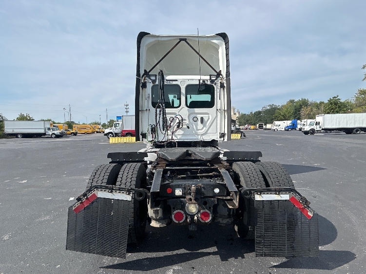2021 Freightliner Cascadia in Indianapolis, IN — photo 6