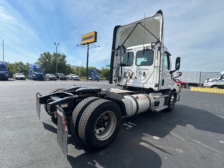2021 Freightliner Cascadia in Indianapolis, IN — photo 7