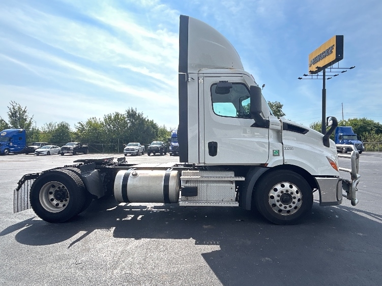2021 Freightliner Cascadia in Indianapolis, IN — photo 8