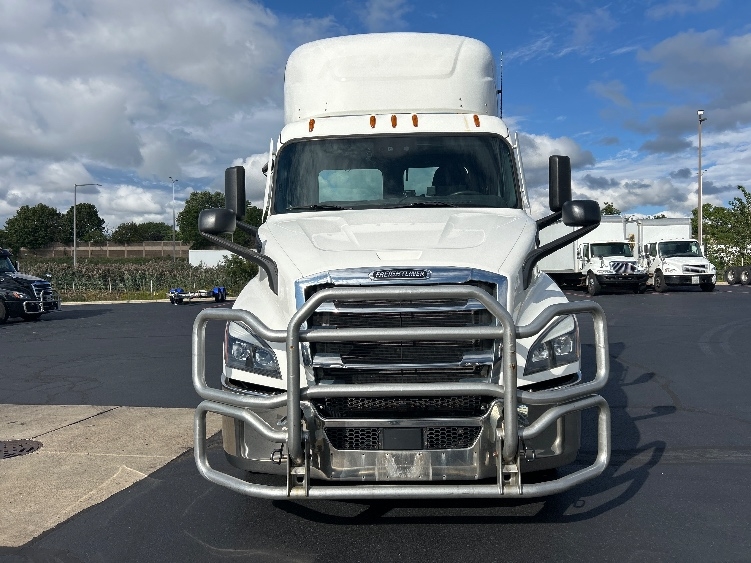 2021 Freightliner Cascadia in Milwaukee, WI — photo 2