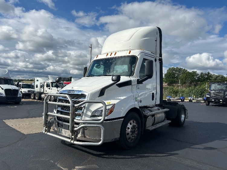 2021 Freightliner Cascadia in Milwaukee, WI — photo 3