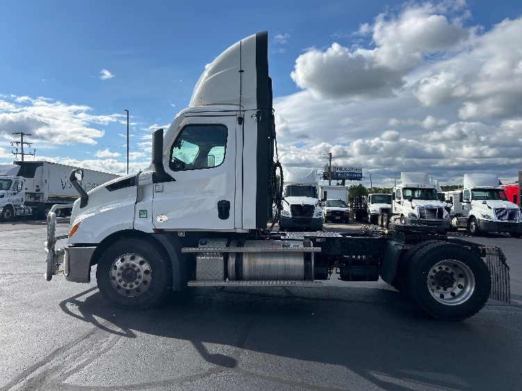 2021 Freightliner Cascadia in Milwaukee, WI — photo 4