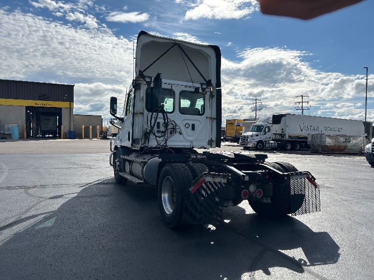 2021 Freightliner Cascadia in Milwaukee, WI — photo 5