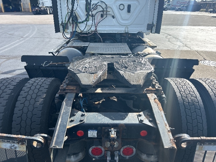 2021 Freightliner Cascadia in Milwaukee, WI — photo 6