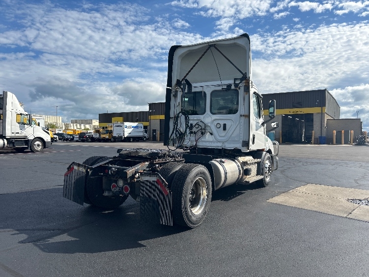 2021 Freightliner Cascadia in Milwaukee, WI — photo 7
