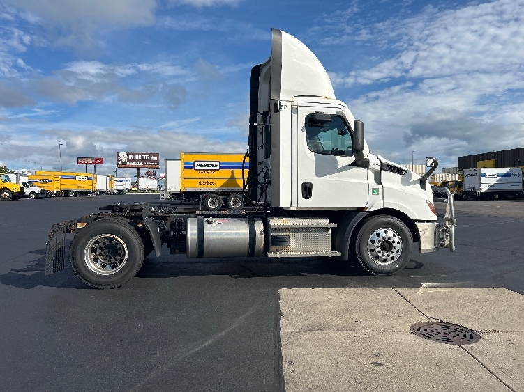 2021 Freightliner Cascadia in Milwaukee, WI — photo 8