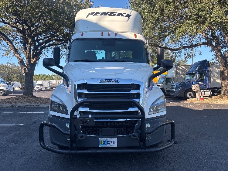2022 Freightliner Cascadia in Jacksonville, FL — photo 2